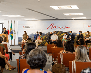 Pessoas reunidas em uma sala para celebração de formatura fruto da parceria entre Governo de Minas e iungo