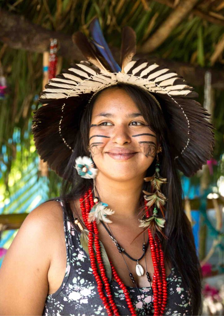 mulher indígena com cocar e pintura no rosto