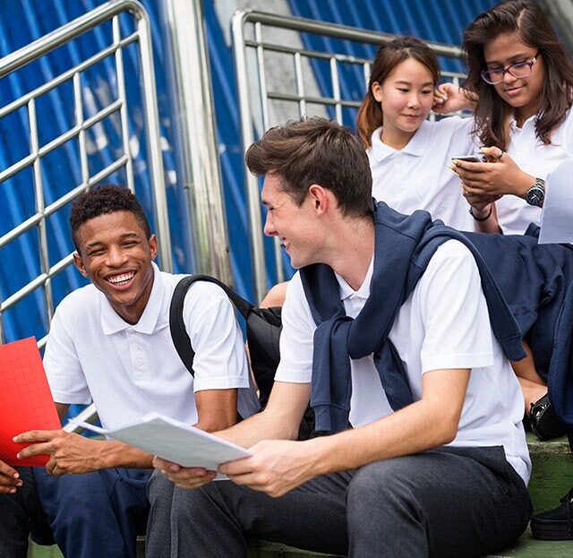 Alunos reunidos, conversando m intervalo de aula.