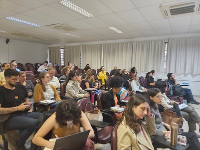 Pessoas sentadas em um auditório da USP