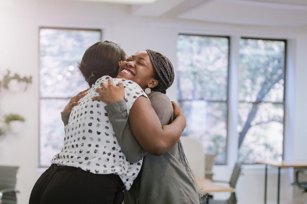foto banco de imagem mulheres de abraçando