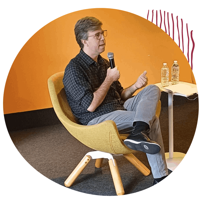 Paulo sentado em uma poltrona no espaço Conexão.
