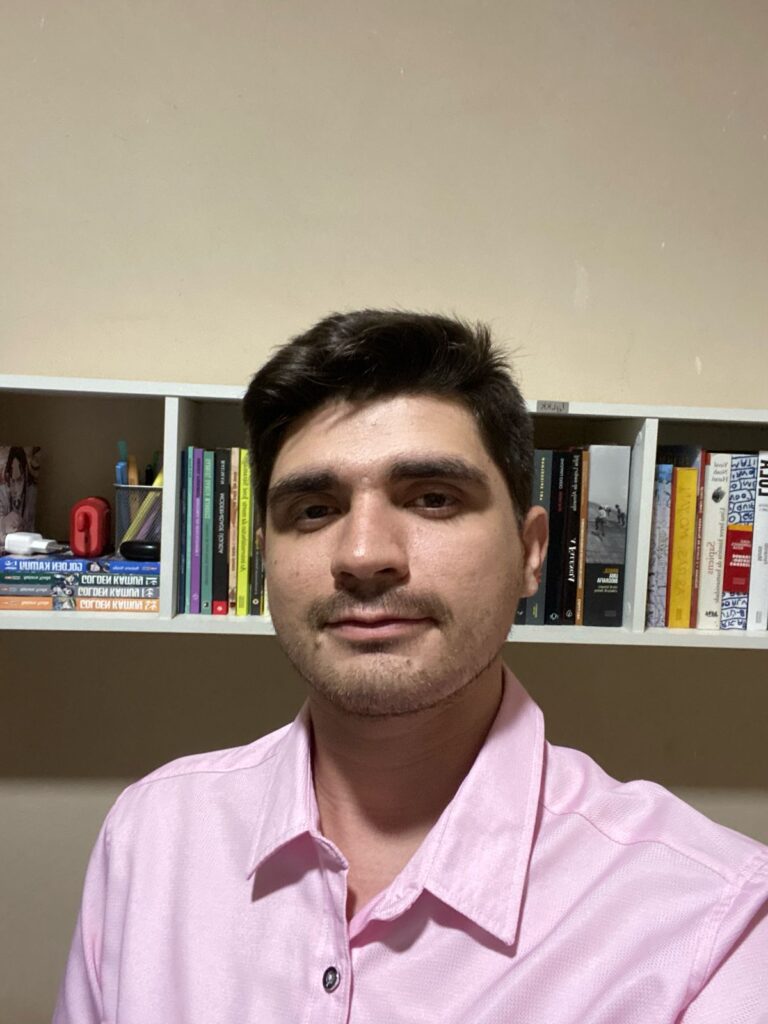 Homem posando para a foto.