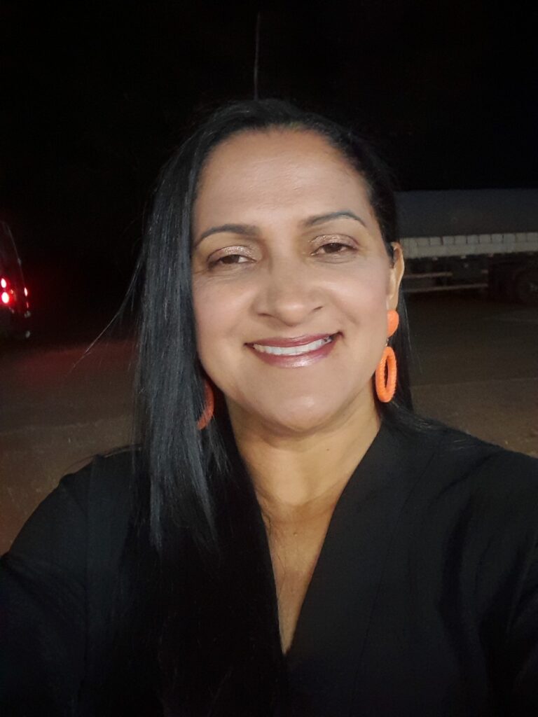 Luísa Neta, de blusa preta em pose pra foto.