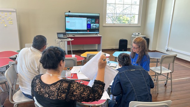 Professores da rede de ensino do Rio Grande do Sul, reunidos para fazer formação.