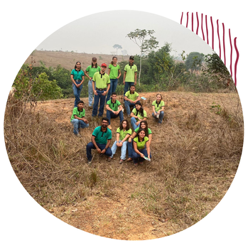 Professor Lucas com os estudantes em visita a um dos geoglifos da região. 
