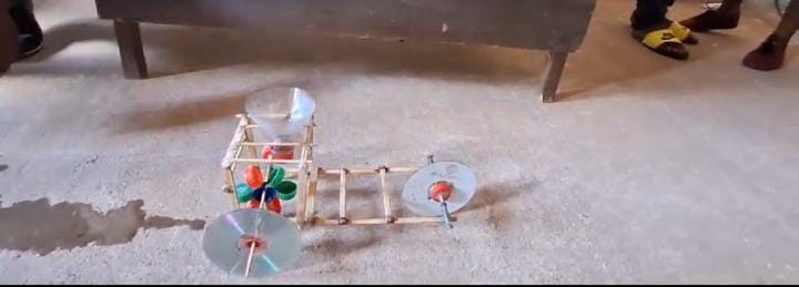 Carro miniatura feito de materiais recicláveis