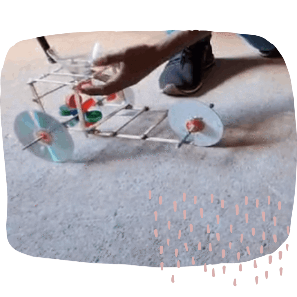 Imagem do carro do futuro, feita de tampinhas de garrafa pet, Cd´s e palitos de picolé.