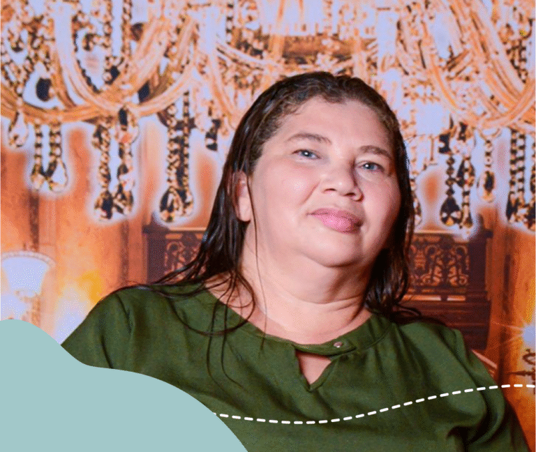 Foto da professora Jesonita, com moldura inspirada na identidade visual da campanha