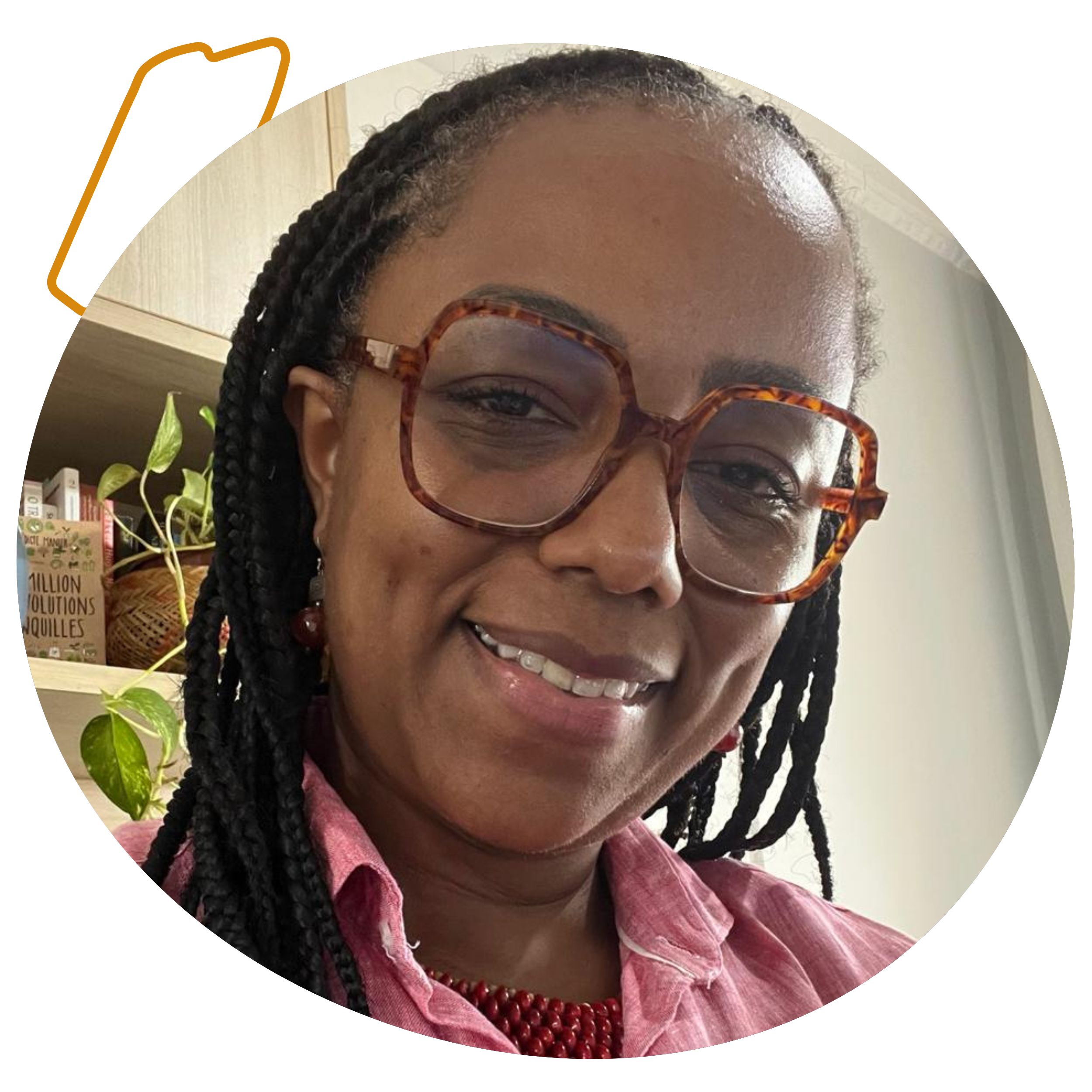 A diretora de Educação do iungo, Alcielle dos Santos. Mulher negra, de tranças,e com blusa rosa.