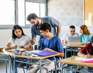 2026 marca a implementação nacional do Ensino Médio no Brasil. Saiba o que muda e como planejar o ano letivo com apoio formativo aos educadores.