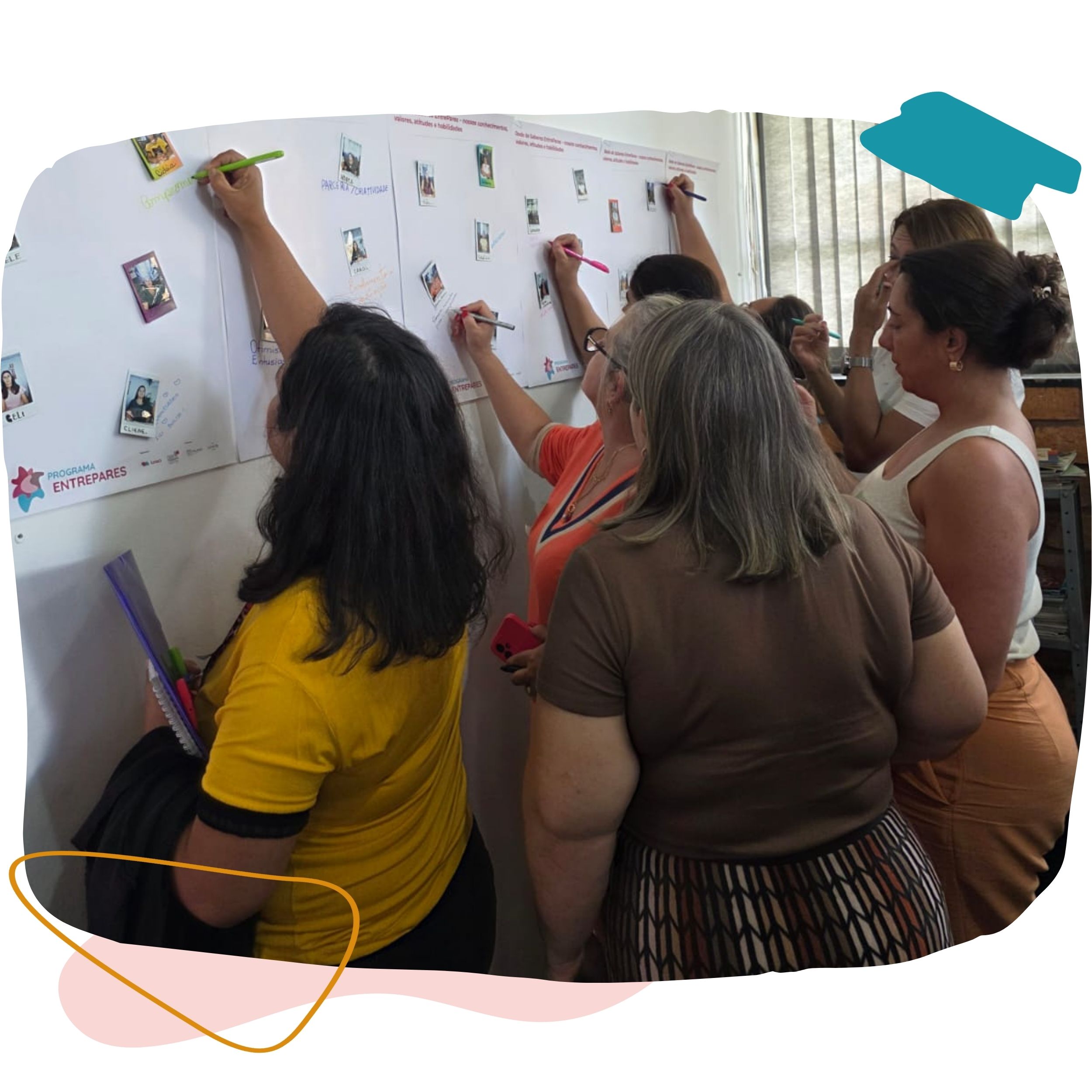 Professoras preenchem um quadro de sala de aula na formação do programa EntrePares.