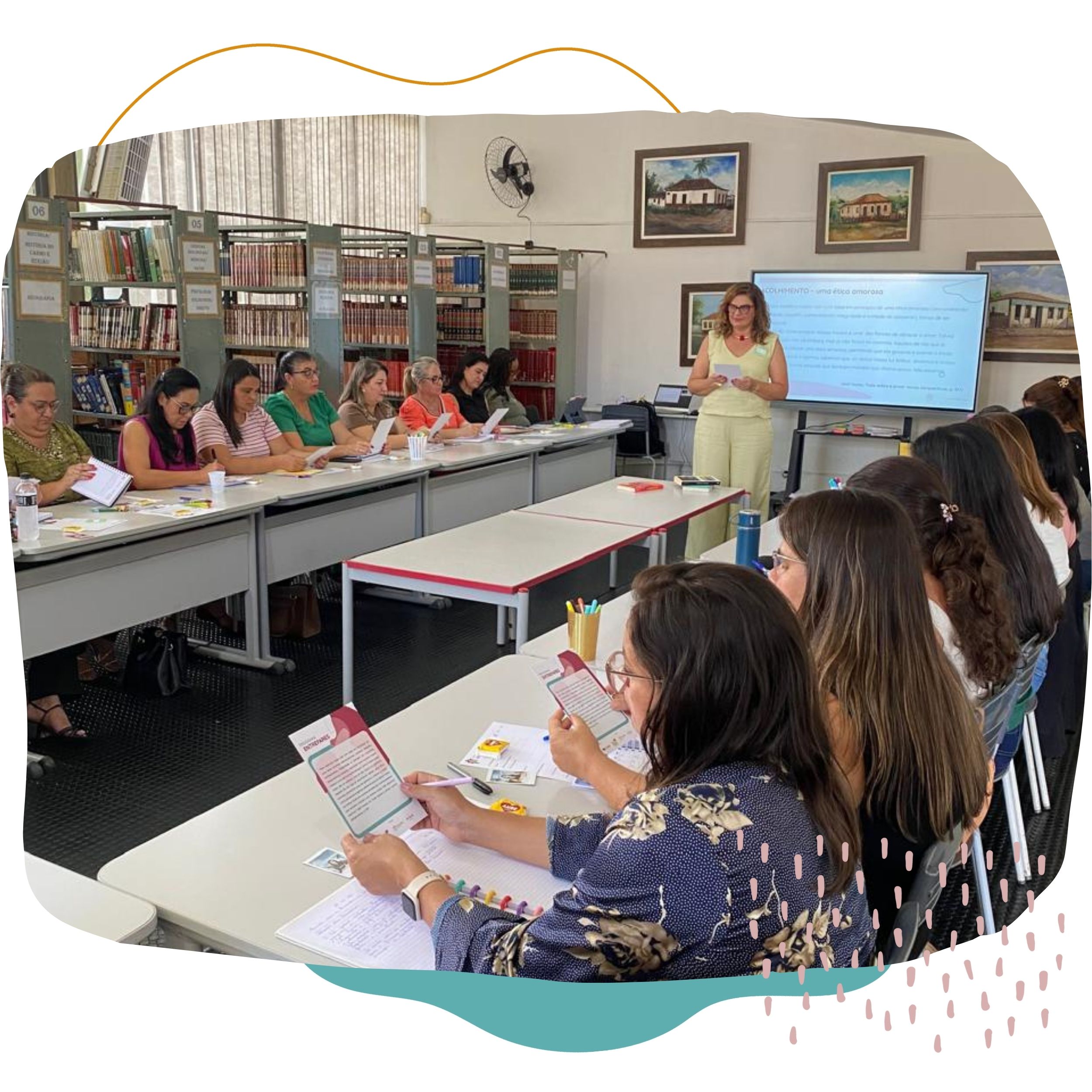 A formadora de referência do território, Tailze Melo, e educadores do município de Carmo do Paranaíba (MG).