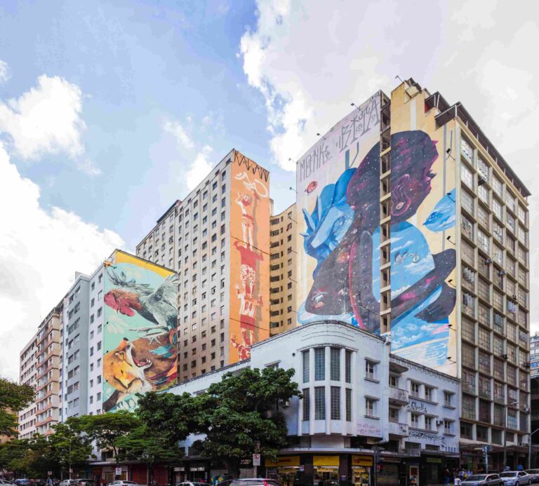 Foto de prédios com artes pintadas em Belo Horizonte (MG).