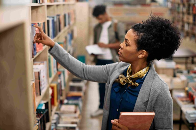 Mulher negra em biblioteca.